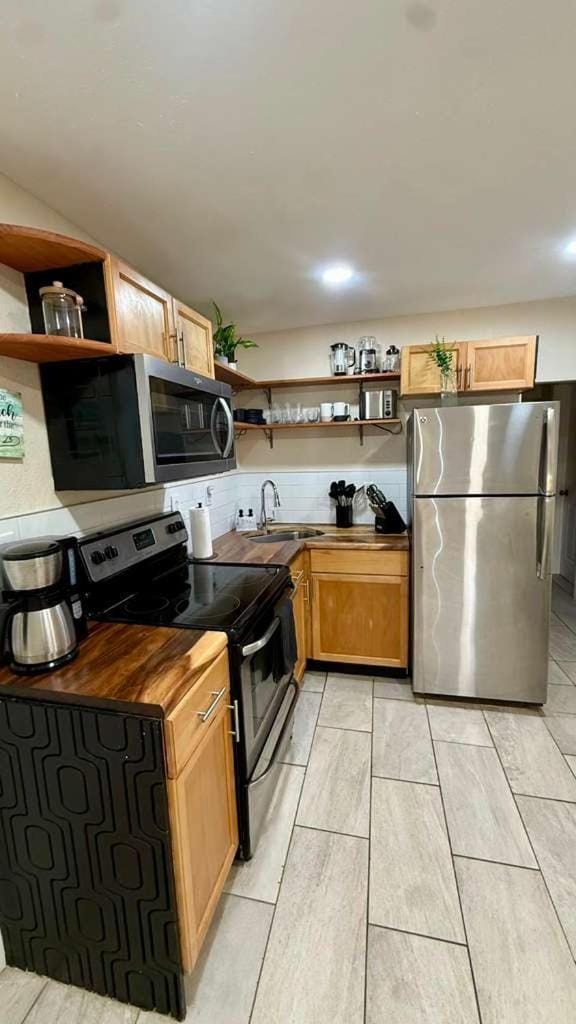 2BR • Front Patio • 10 Min to Downtown Hotel in St Petersburg