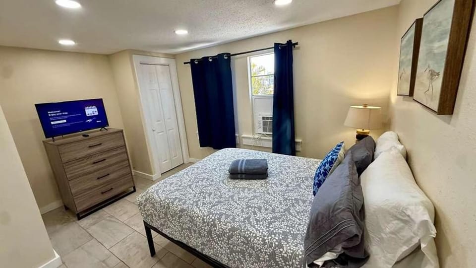 2BR • Front Patio • 10 Min to Downtown Hotel in St Petersburg