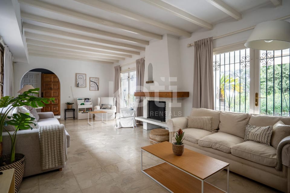 Living room, Photo of the whole room