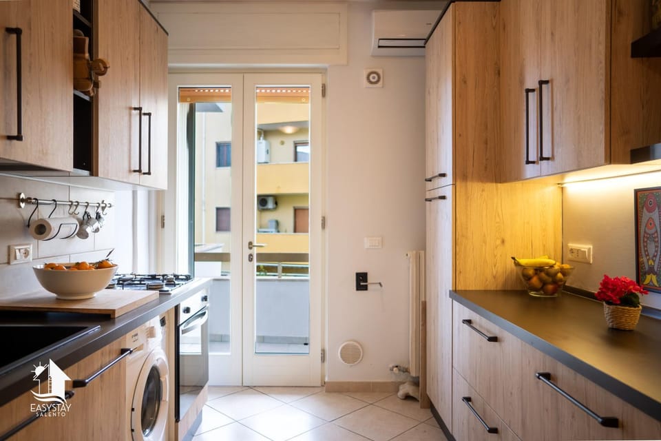 Kitchen or kitchenette, oven, washing machine