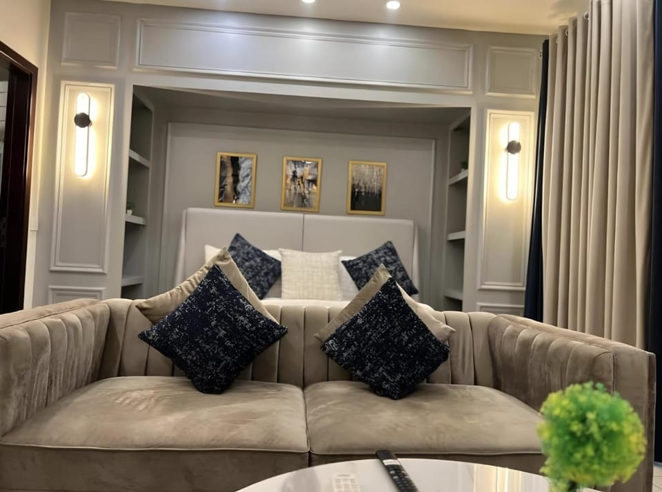Bed, Seating area, Bedroom