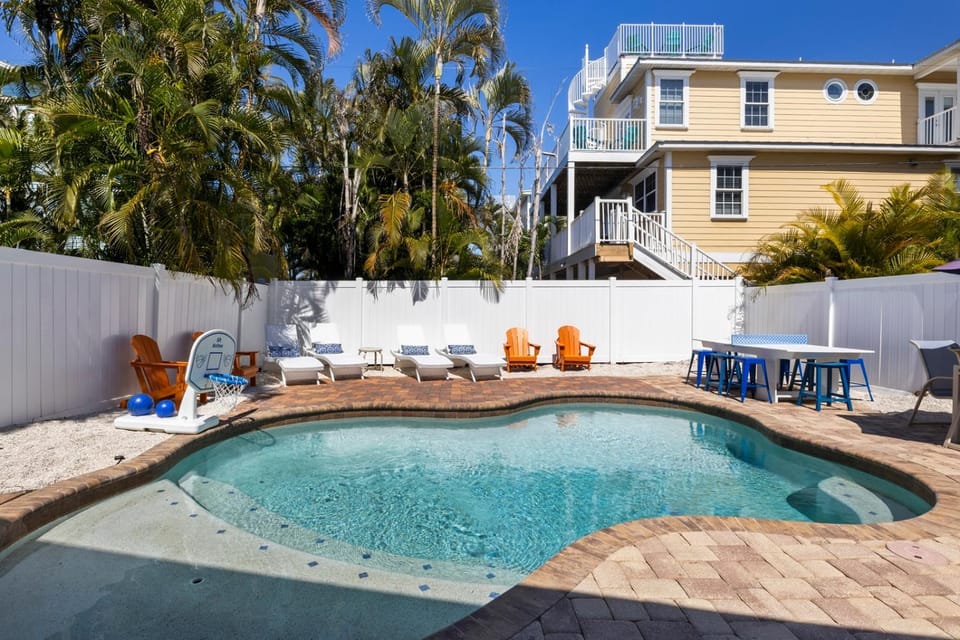 Turtle Tracks - 1 Block to Beach! Pool by Anna Maria Life Vacation Rentals House in Holmes Beach