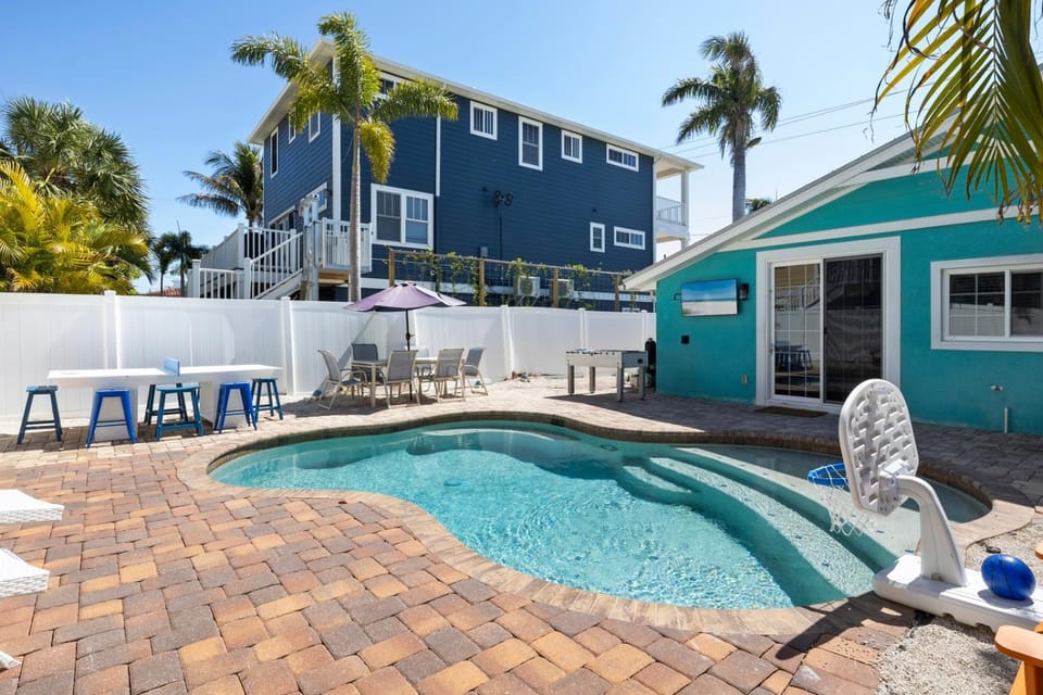 Turtle Tracks - 1 Block to Beach! Pool by Anna Maria Life Vacation Rentals House in Holmes Beach