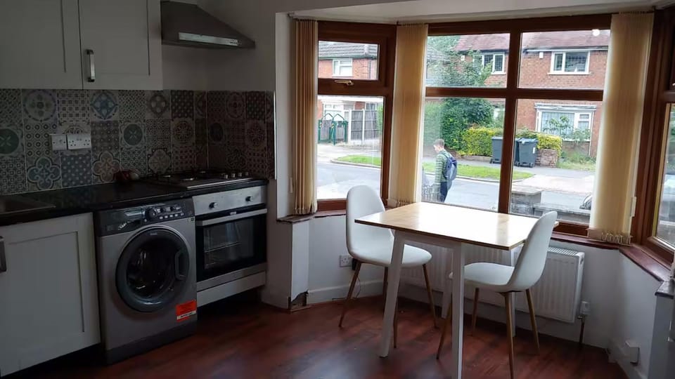 Large Bedroom, Private Bathroom, Kitchen & Living Room, Near QE Hospital and University Bed and Breakfast in Birmingham