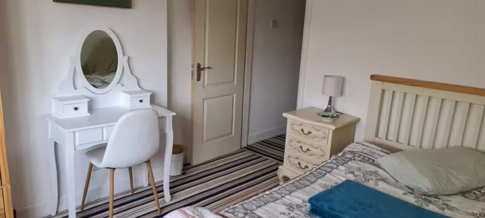 Large Bedroom, Private Bathroom, Kitchen & Living Room, Near QE Hospital and University Bed and Breakfast in Birmingham