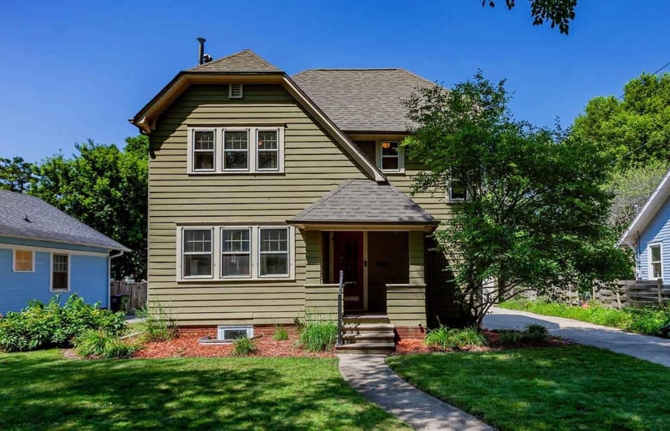 Charming 3BR Modern Retreat House in Ames