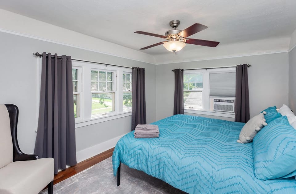 Charming 3BR Modern Retreat House in Ames