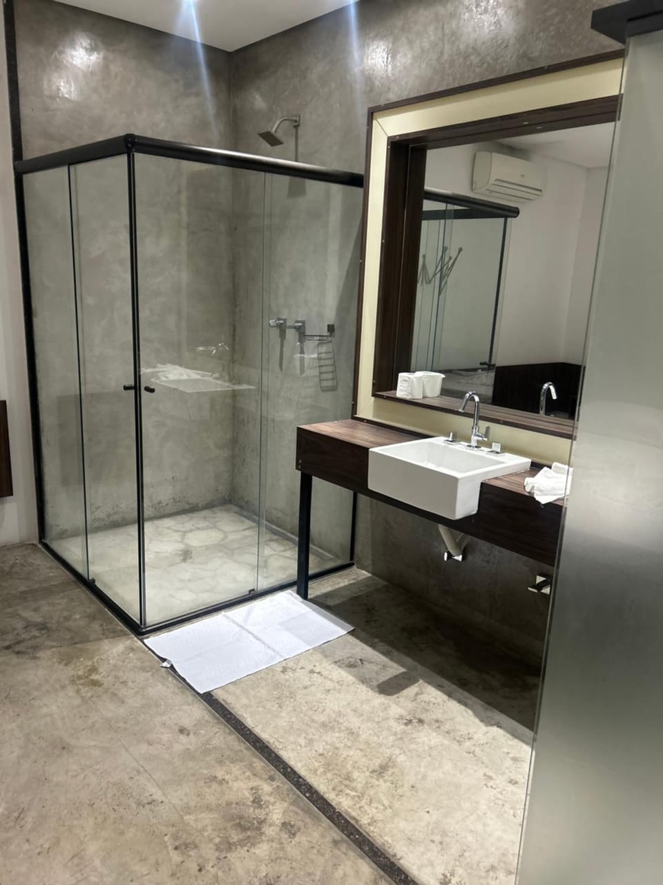 Lindo quarto com uma cama super espaçosa, quarto com o banheiro de banho e o de uso pessoal separados Apartment in Sao Paulo City