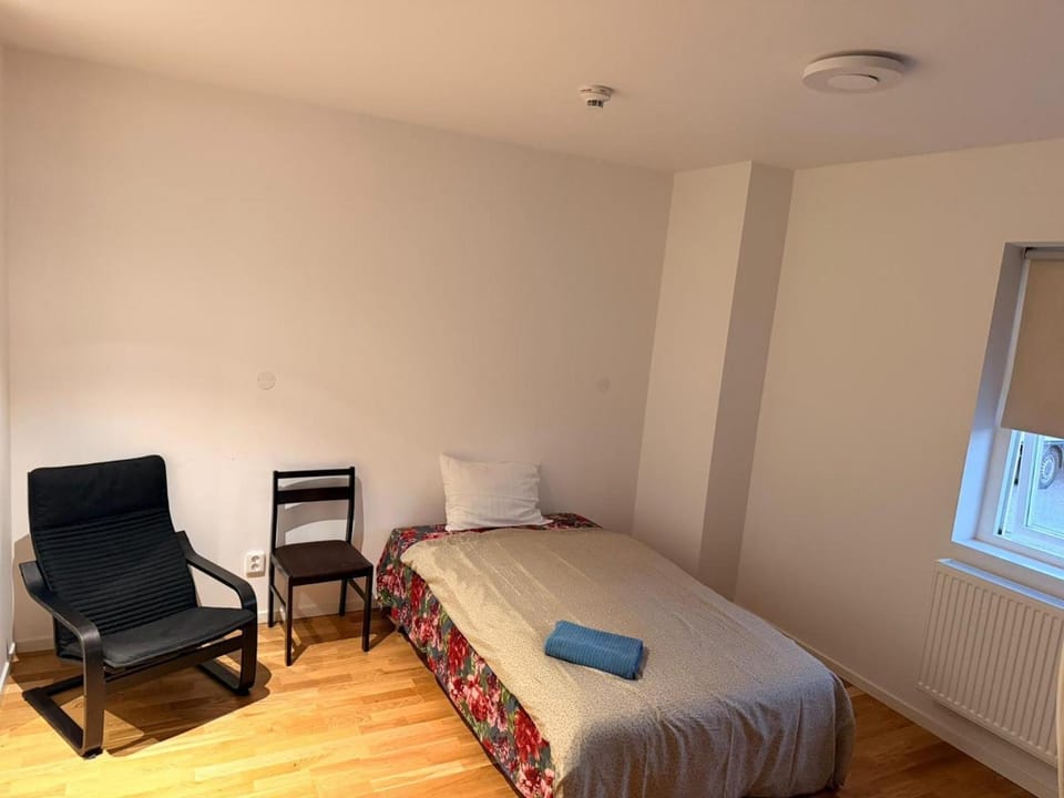 Bed, Seating area, Bedroom