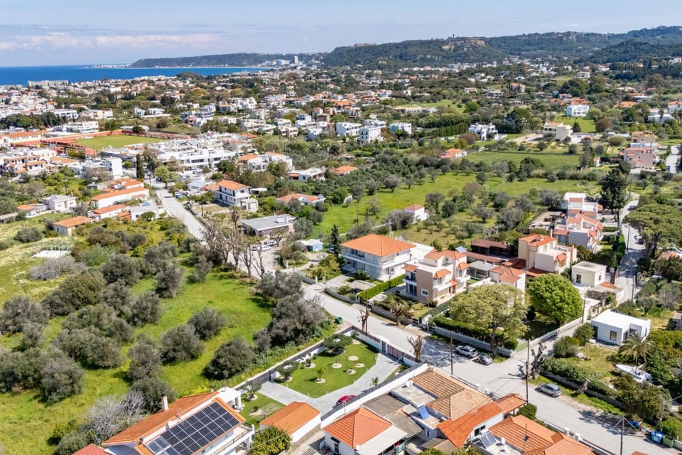 Property building, Nearby landmark, Day, Neighbourhood, Natural landscape, Bird's eye view, City view, Mountain view, Sea view, Street view, Location