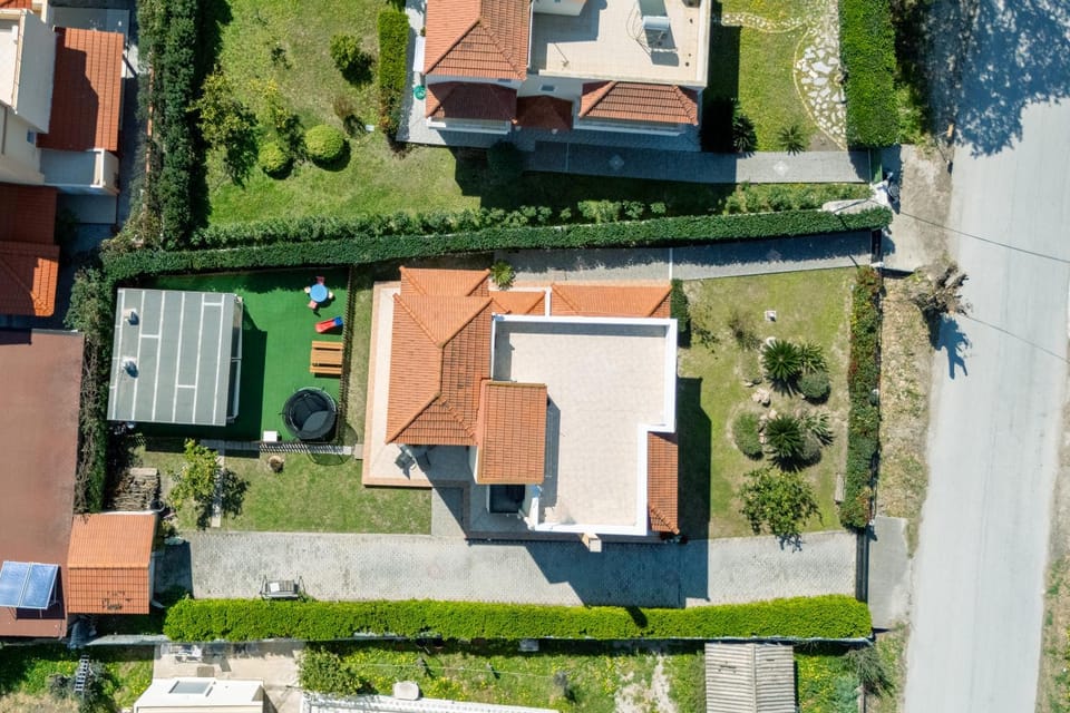 Property building, Day, Neighbourhood, Natural landscape, Bird's eye view, Summer, Garden, City view, Garden view, Street view, Location
