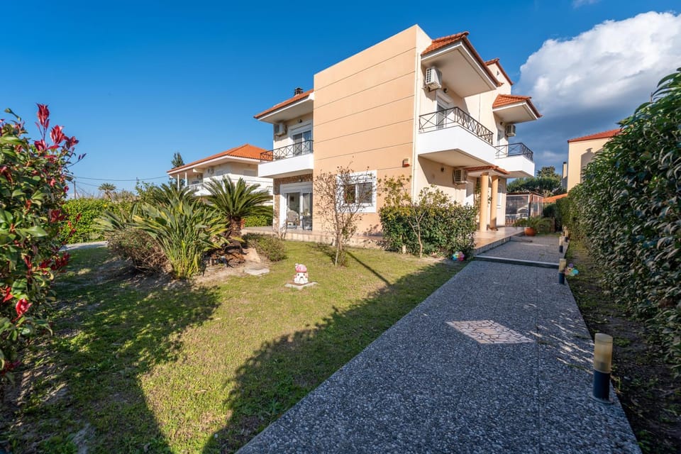 Property building, Day, Garden, Garden view
