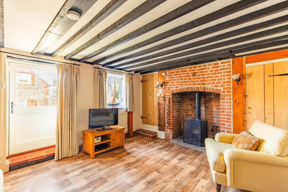 Reading Room Cottage by Leap Escapes House in North Norfolk District
