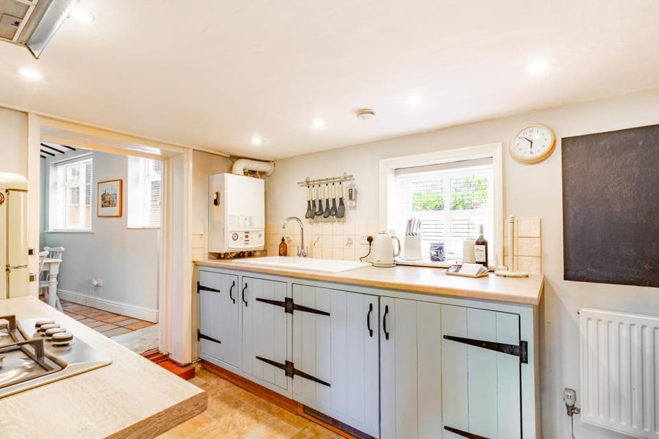 Reading Room Cottage by Leap Escapes House in North Norfolk District