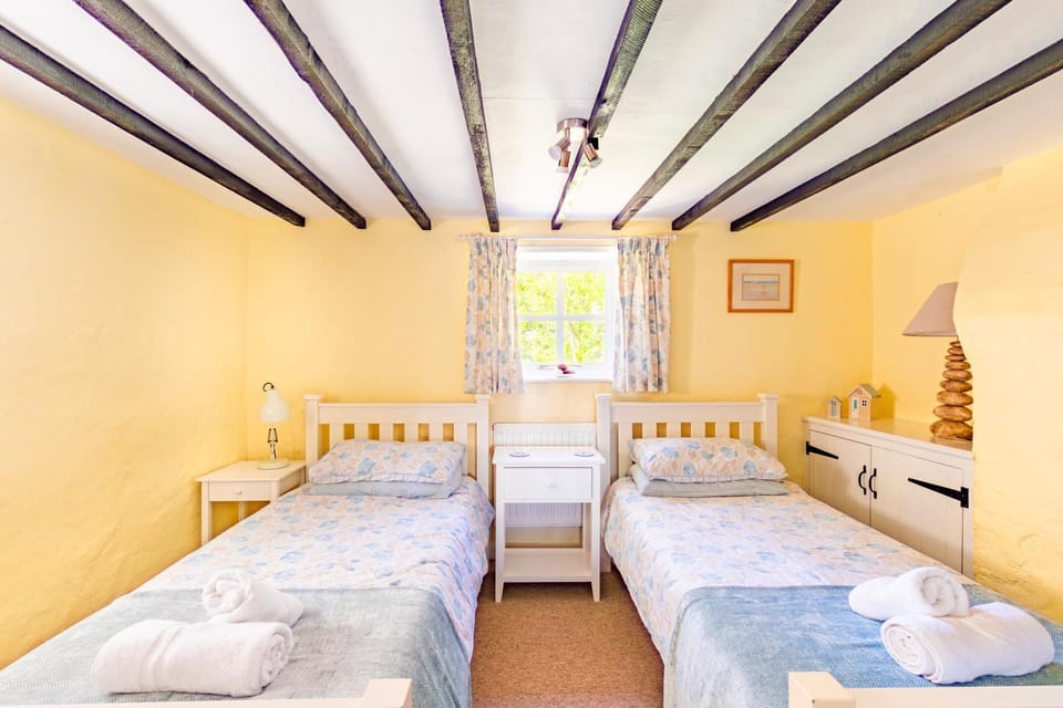 Reading Room Cottage by Leap Escapes House in North Norfolk District