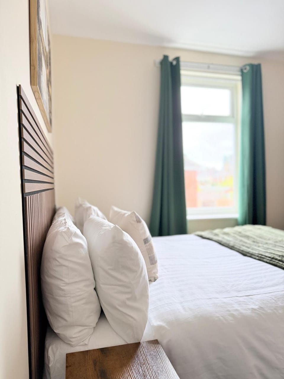 5BR Contractors Stay with Parking, Shops, Sleeps 7 Apartment in Royal Leamington Spa