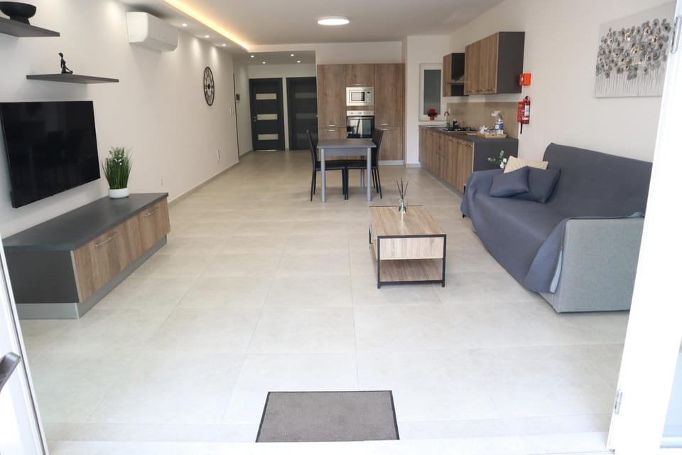 Ocean Breeze Apartment, Sleeps 6, Family-Friendly Apartment in Saint Paul's Bay