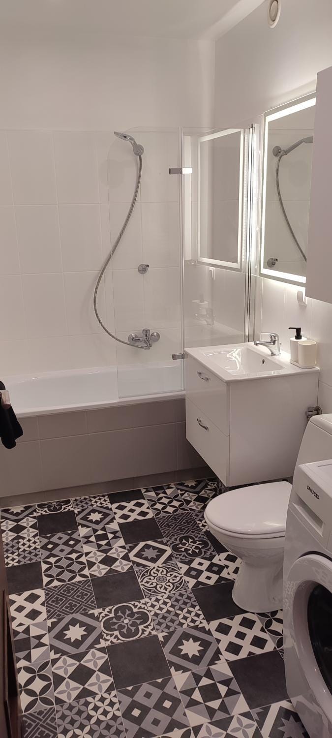 Shower, Toilet, Bathroom, Bath, towels, washing machine