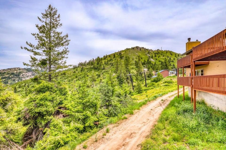 Mountain Retreat Slope Access 2 Decks House in Idaho