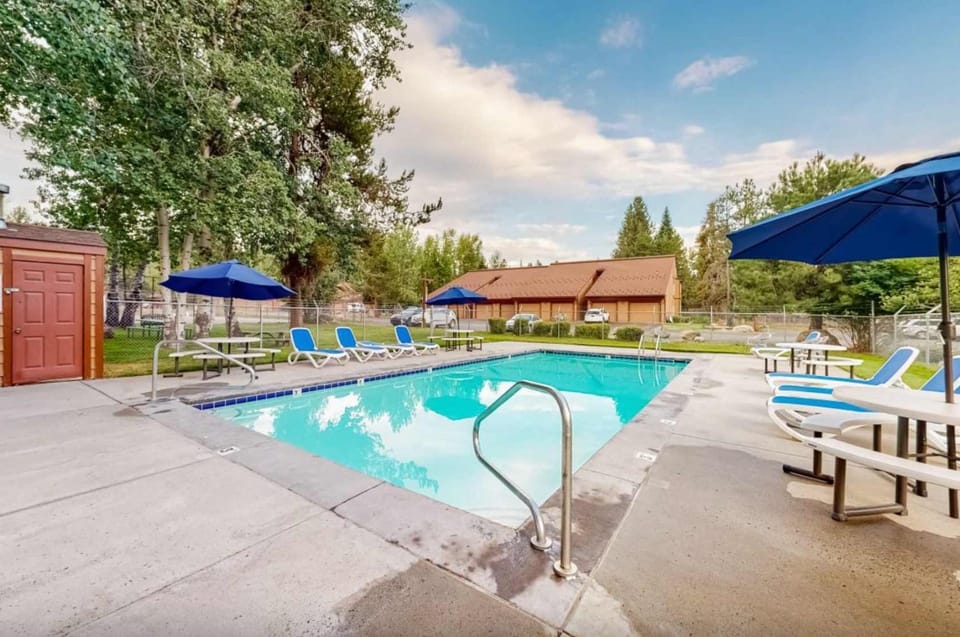 Golf Course Retreat - Pool Access Lake Views House in McCall