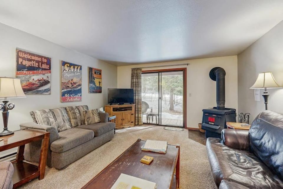 Golf Course Retreat - Pool Access Lake Views House in McCall
