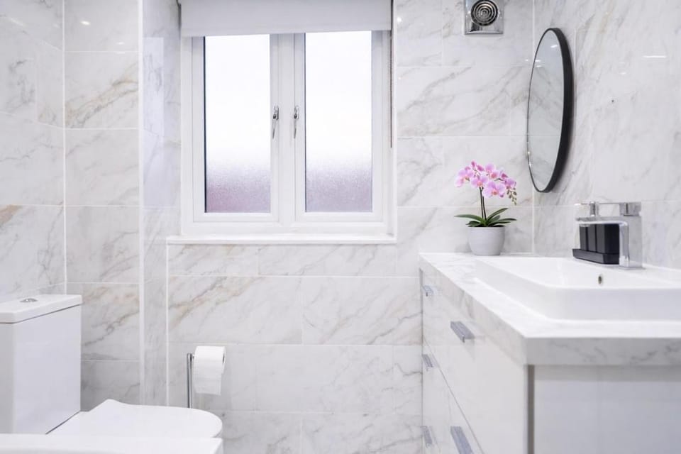 Mins to Heathrow Airport & Elizabeth Line - Luxe 3Bed in Hayes - Easy Access to Central London - Free Parking - Family - Contractor Stay Apartment in Hayes