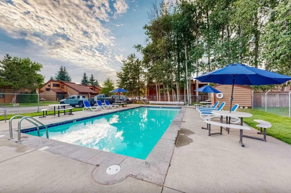 Central McCall Retreat - Pool & Tennis Courts House in McCall