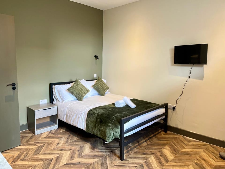 Bed, TV and multimedia, Photo of the whole room, Bedroom, towels