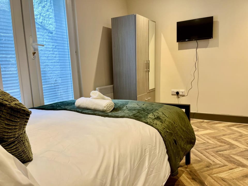 Bed, TV and multimedia, Photo of the whole room, Bedroom, towels, wardrobe