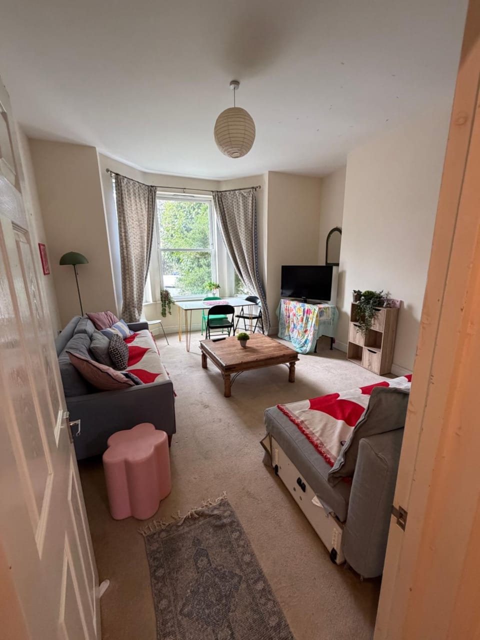 Bed, TV and multimedia, Living room, Photo of the whole room, Seating area