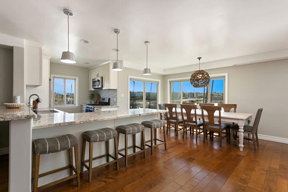 Anchored in the Harbor - a 3 bedroom penthouse in Oceanside, perfect for up to 6 guests House in Oceanside