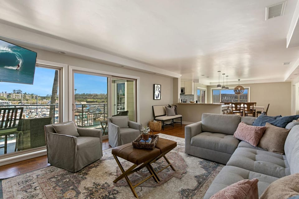 Anchored in the Harbor - a 3 bedroom penthouse in Oceanside, perfect for up to 6 guests House in Oceanside