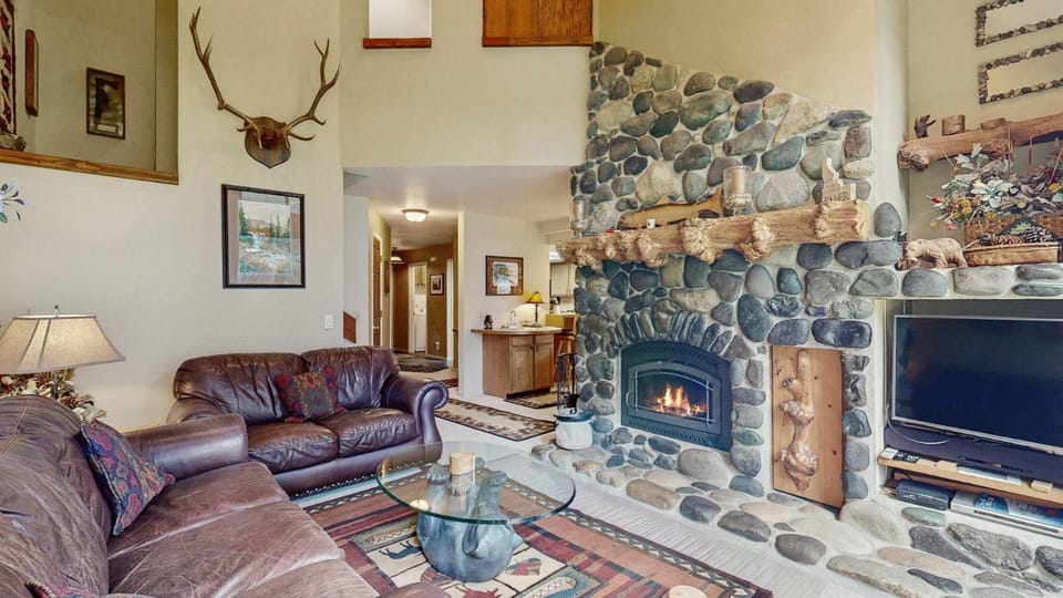 Family Retreat - Pool Tennis & Lake Access House in McCall