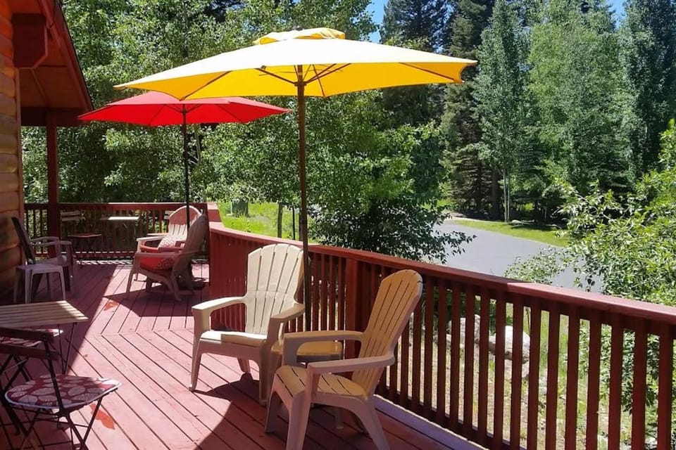 Spacious Mountain Retreat with Sauna Hot Tub & Pool House in McCall