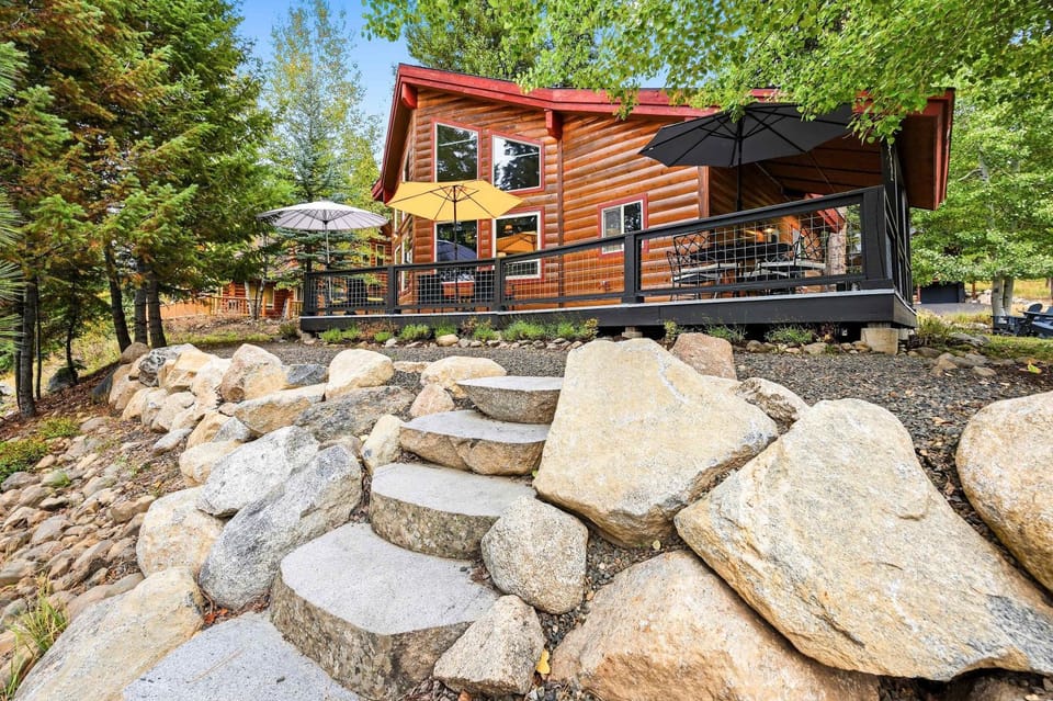 Spacious Mountain Retreat with Sauna Hot Tub & Pool House in McCall
