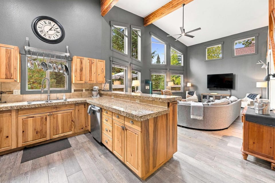 Spacious Mountain Retreat with Sauna Hot Tub & Pool House in McCall