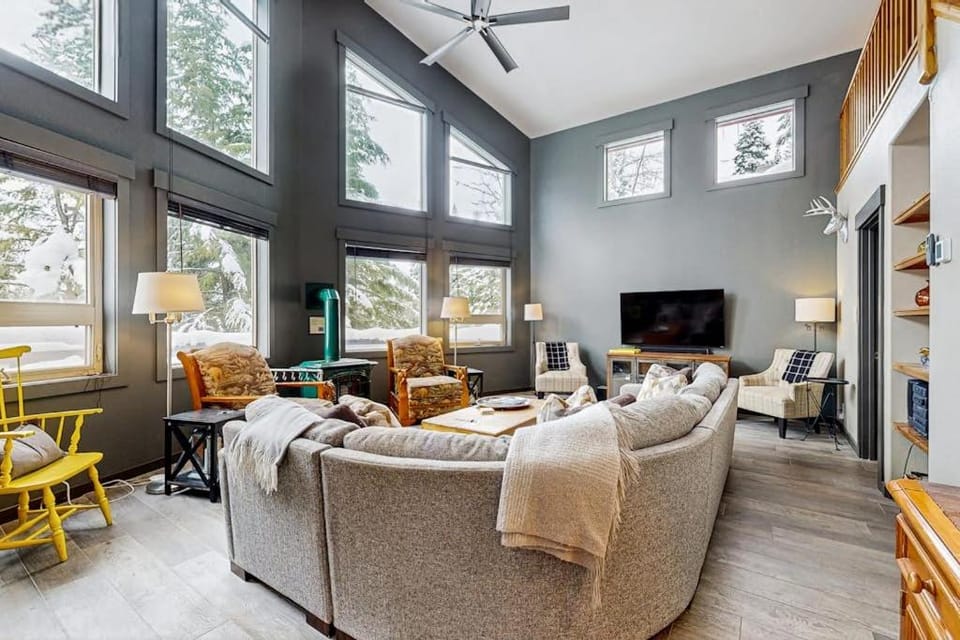 Spacious Mountain Retreat with Sauna Hot Tub & Pool House in McCall