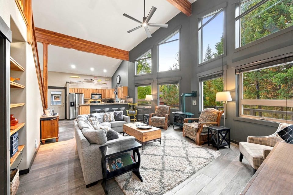 Spacious Mountain Retreat with Sauna Hot Tub & Pool House in McCall
