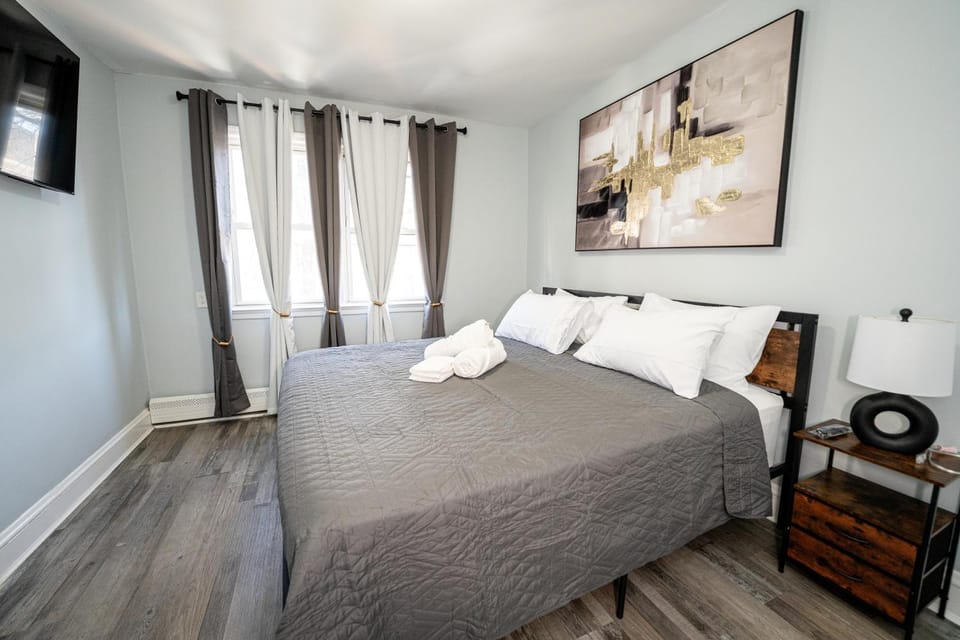 Bed, TV and multimedia, Bedroom