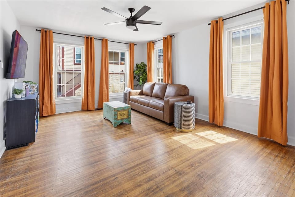 Comfy 1 Bed 1 Bath Near Downtown Indy - Sleeps 4 House in Indianapolis