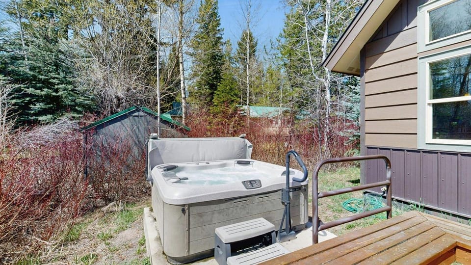 Stunning Lake Home Hot Tub Deck & Office House in McCall