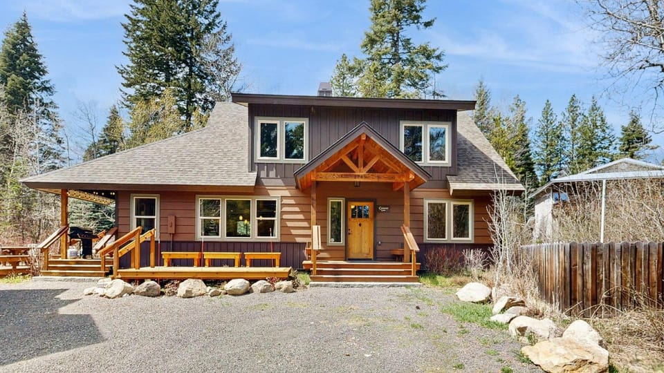 Stunning Lake Home Hot Tub Deck & Office House in McCall