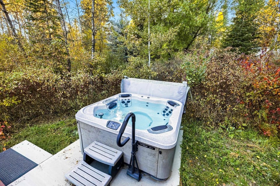 Stunning Lake Home Hot Tub Deck & Office House in McCall
