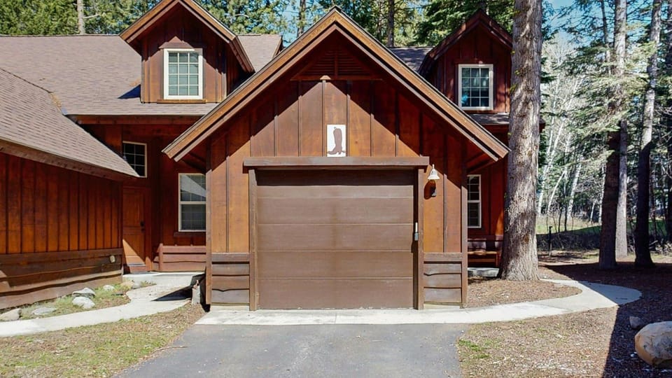 Course-Side Home Views Patio & Downtown House in McCall