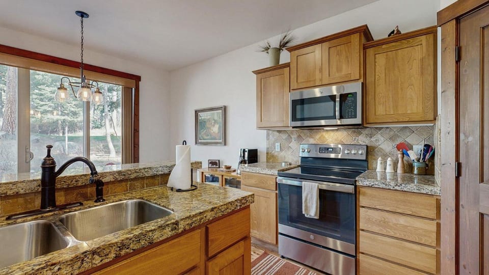 Course-Side Home Views Patio & Downtown House in McCall