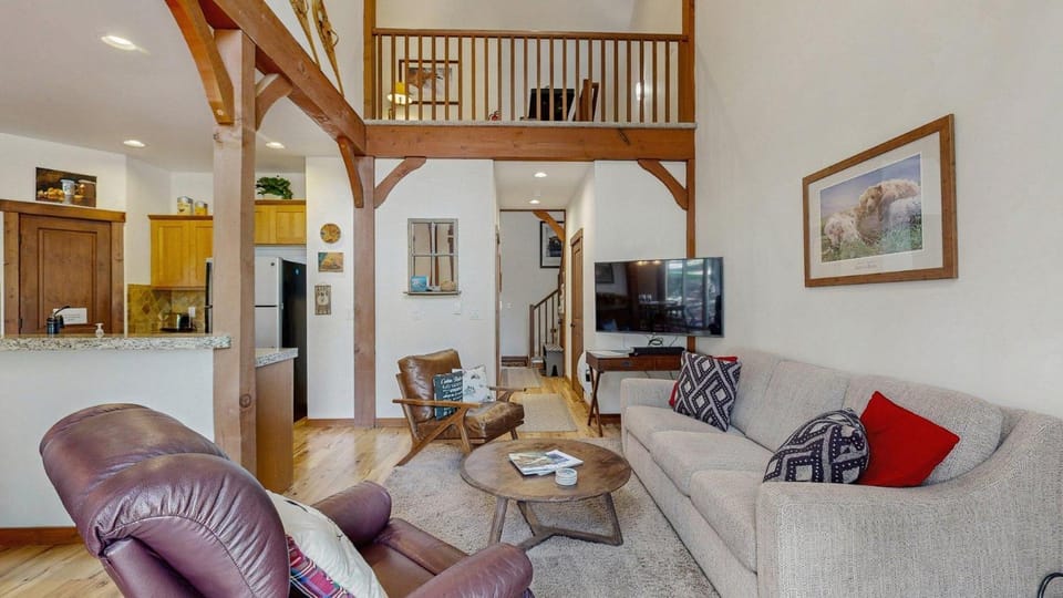 Course-Side Home Views Patio & Downtown House in McCall