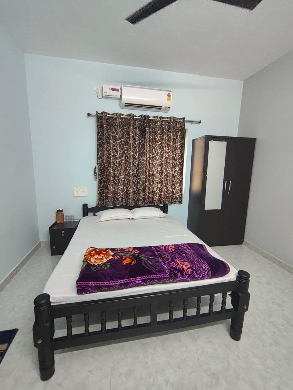 Bed, Bedroom, wardrobe, air conditioner