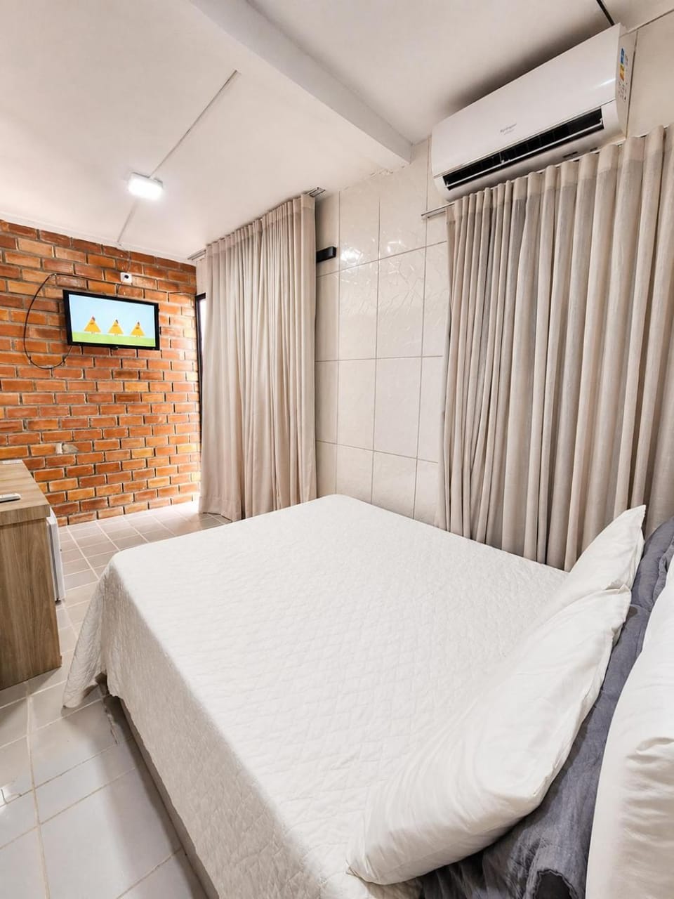 TV and multimedia, Photo of the whole room, air conditioner