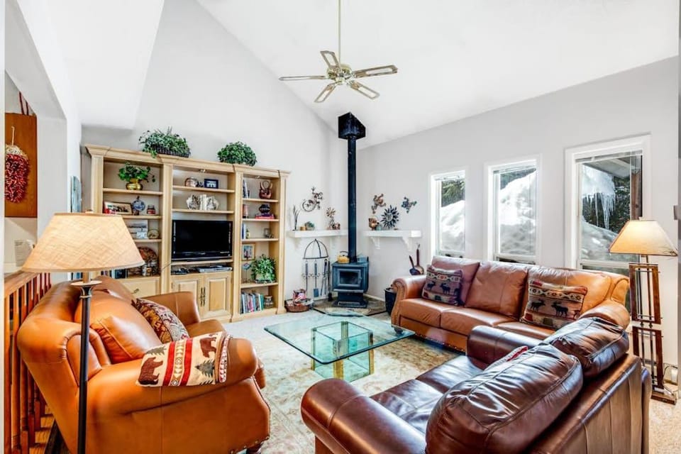 Lakefront McCall Retreat with Sunroom & Tub House in McCall