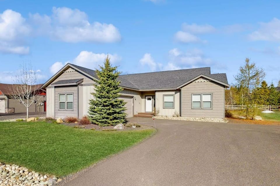 Modern McCall Retreat with Fire Pit & Patio House in McCall